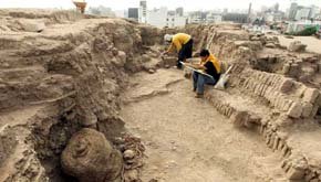 Perú: Encuentran tumba de 1.000 años de antigüedad con los restos de un adulto y un niño