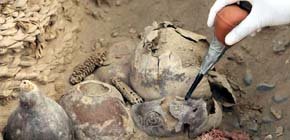 Perú: Encuentran tumba de 1.000 años de antigüedad con los restos de un adulto y un niño