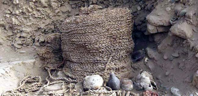 Perú: Encuentran tumba de 1.000 años de antigüedad con los restos de un adulto y un niño