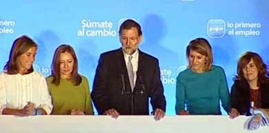 Rajoy durante la noche electoral en el balcón de Génova junto a su mujer, Ana Mato, María Dolores de Cospedal y Soraya Sáenz de Santamaría