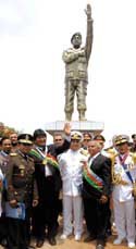 Morales inaugura en Bolivia una estatua de Hugo Chávez