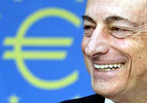 El presidente del Banco Central Europeo (BCE), Mario Draghi, sonríe durante una rueda de prensa ofrecida en Fráncfort (Alemania). 