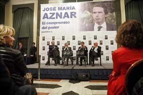 Esperanza Aguirre y Ana Botella escuchan atentamente a José María Aznar en la presentación de sus memorias. El expresidente del Gobierno habla acompañado de José María Fidalgo y Josep Piqué. Foto: EFE.