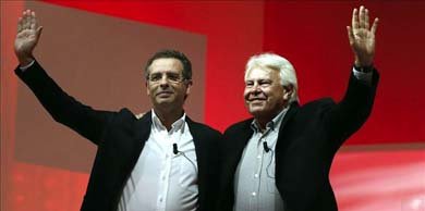 El expresidente del Gobierno Felipe González (d) y el secretario general del Partido Socialista de Portugal, Antonio José Seguro (i), durante su participación en un foro sobre Globalización que ha tenido lugar en el marco de la Conferencia Política del PSOE, esta tarde en Madrid. EFE