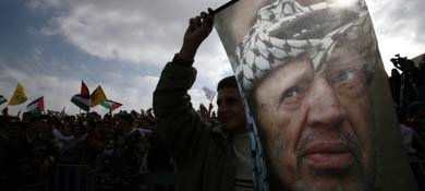 Un palestino sostiene una bandera con el rostro de Yaser Arafat en Ramala, en una imagen de archivo (Reuters).

