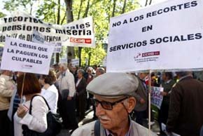 Pensionistas y jubilados durante una concentración frente al Ministerio de Sanidad. 