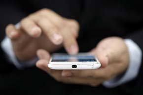 Un hombre usa su 'smartphone'. / Kiyoshi Ota (Bloomberg)

