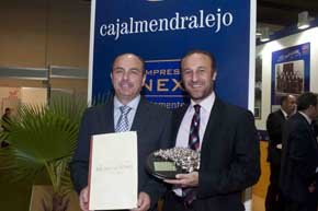 El premio fue entregado por el Alcalde de Almendralejo, José García Lobato al propietario, del Restaurante Museo del Vino Antonio Rodríguez Ginés (Foto: Miguel A. Muñoz Romero)