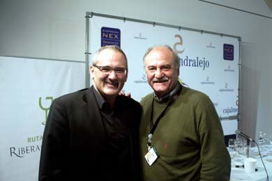 Pedro Ballesteros (i), el único Master Wine español, con el redactor de esta crónica, Segundo López Soria (Foto: Miguel A. Muñoz Romero.)