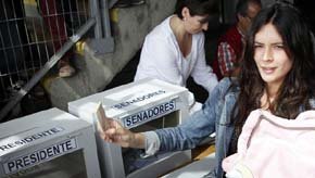 La antigua líder estudiantil deposita su voto en un colegio electoral de Santiago (Reuters).