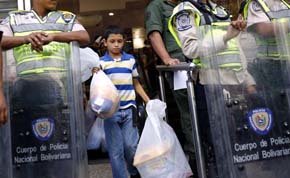 Un niño sale de un supermercado intervenido por el Gobierno de Maduro en Caracas (Reuters).