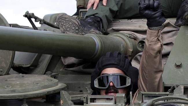 Maduro saluda desde el interior de un tanque en Cojedes (Reuters).