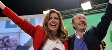 Susana Díaz y Alfredo Pérez Rubalcaba en el Congreso del PSOE-A. (Efe)