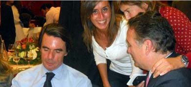 Beatriz Rodríguez Castañeda, de blanco, charla con José María Aznar y Alfredo Prada. (Foto cedida por Radio León)