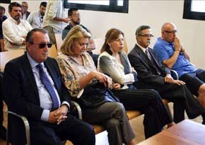 Carlos Fabra junto a los otros imputados del caso, su exesposa, Mampa Fernández, el empresario Vicente Vilar y su exmujer,Monserrat Vives, y el exsenador del PP Miguel Prim. Foto EFE