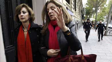 Rosalía Iglesias (d), esposa del extesorero del PP Luis Bárcenas, y su abogada, María Dolores Márquez de Prado (i), en las inmediaciones de su domicilio, en Madrid. EFE/Archivo