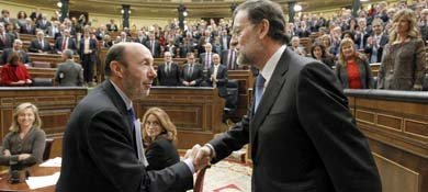 Pérez Rubalcaba felicitaba a Mariano Rajoy cuando fue investido como presidente del Gobierno (EFE)