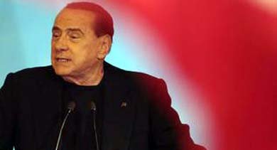 El ex primer ministro italiano Silvio Berlusconi se dirige a sus seguidores en Roma. REUTERS 
