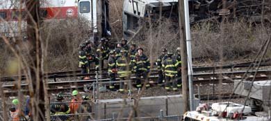 Los bomberos continúan trabajando en la zona del accidente. (Efe)