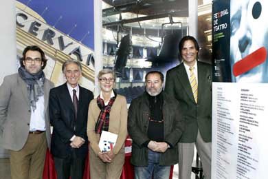 De izda. a dcha., Miguel Ángel Piédrola, dtr. MIMMA; José Manuel Moreno Ferreiro, dtr. del Museo del Vino; Charo Ema, dtra. Cervantes; Miguel Gallego, dtr. Producción del Cervantes, y Damián Caneda, concejal de Cultura de Málaga.

