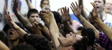 Evangélicos durante una misa en la iglesia Cidade de Refugio, en Sao Paulo (Reuters).