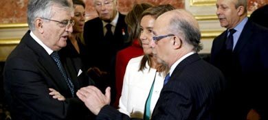 Cristóbal Montoro (d), durante el acto central de celebración del Día de la Constitución. (EFE)