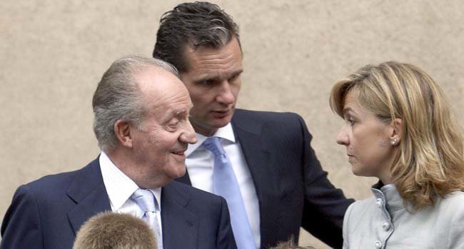 El Rey Juan Carlos (d) junto a la Infanta e Iñaki Urdangarin. (EFE)