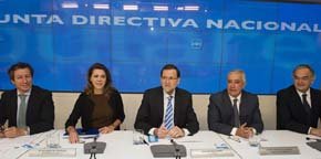 Carlos Floriano, María Dolores de Cospedal, Mariano Rajoy, Javier Arenas y Esteban González Pons presidiendo la Junta Directiva Nacional del PP. (Foto: PP)