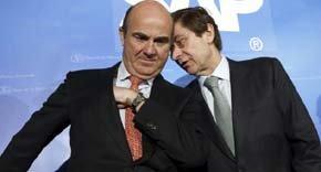 El presidente de Bankia, José Ignacio Goirigolzarri (d), junto al ministro de Economía, Luis de Guindos. (EFE)

