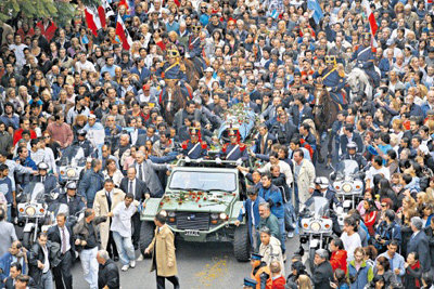 El carro fúnebre que transporta los restos de Alfonsin, avanza por la avenida Callao, cubierta de flores que arrojaba, a su paso, una multitud conmovida