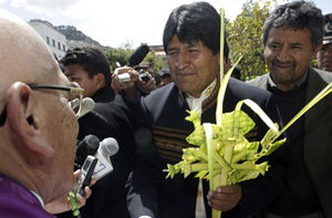 El presidente Morales compró una palma y la hizo bendecir con el cura un día después del Domingo de Ramos