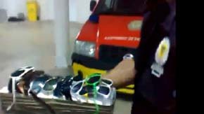 Un policía se mofa de un vendedor ambulante y destroza a patadas su mercancía