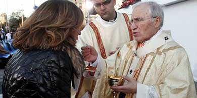 Ana Botella, en el momento de recibir la Comunión de manos de Rouco Varela. (EFE)