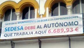 La Alcaldía de Écija multa a un autónomo, al que no paga, por reclamar con una pancarta su deuda