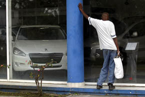 Un cubano mira el precio de un coche en un concesionario de La Habana