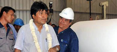 Morales comienza a erradicar los cultivos ilegales de coca en Bolivia