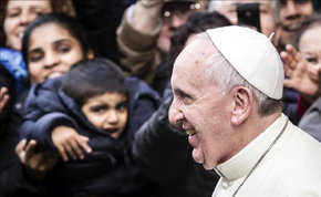 El papa Francisco sonríe a su salida de la iglesia del Jesús de Roma ayer, 3 de enero. EFE