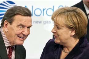 Gerhard Schroeder, socialdemócrata, y Angela Merkel, democratacristiana, firmaron un gobierno de coalición en 2005 