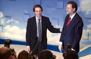 Aznar y Rajoy en Málaga, durante la anterior Convención del PP, cuando aún tenían de qué sonreir juntos. EFE