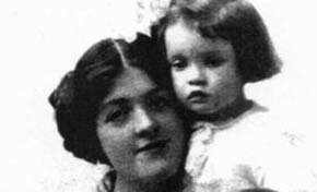 La pequeña Loraine Allison, de dos años, junto a su madre 
