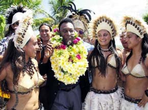 Pelé visitó Isla de Pascua y nueva cancha de fútbol
