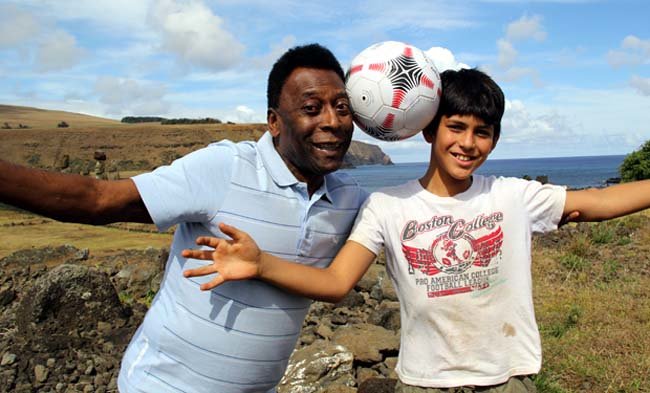 Pelé visitó Isla de Pascua y nueva cancha de fútbol