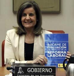 La ministra de Empleo y Seguridad Social, Fátima Báñez, durante su comparecencia a petición propia en la Comisión de Empleo del Congreso para hacer un balance de la reforma laboral