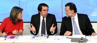 El líder del PP, Mariano Rajoy (d), junto al expresidente del Gobierno José María Aznar y Ana Mato(Efe)