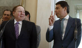 González junto al empresario Adelson