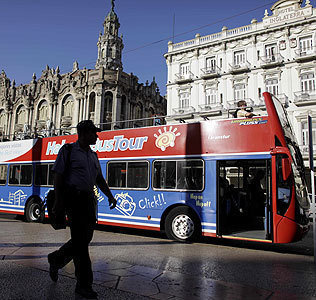 Un autobús de recorridos turísticos en La Habana

