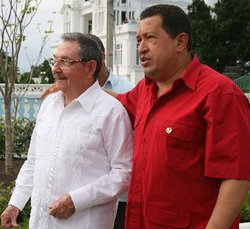 Raúl Castro (i) dice que la OEA debería desaparecer. En la imagen, junto al presidente venezolano Hugo Chávez 