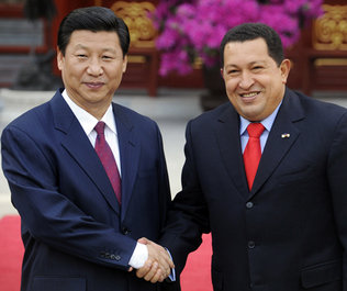 El presidente Hugo Chávez (derecha) saluda el vicepresidente chino Xi Jinping durante el encuentro de ambos el pasado 9 de abril en Pekín.