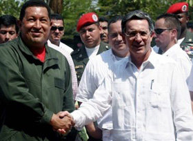 Chávez (i), ha cambiado su actitud respecto al presidente colombiano y  ha pedido a las FARC, un alto el fuego.