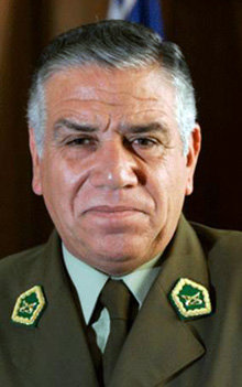  En el accidente del helicóptero falleció el general José Alejandro Bernales, Director de carabineros de Chile.